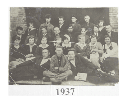 Первый выпуск средней школы в 1937 году